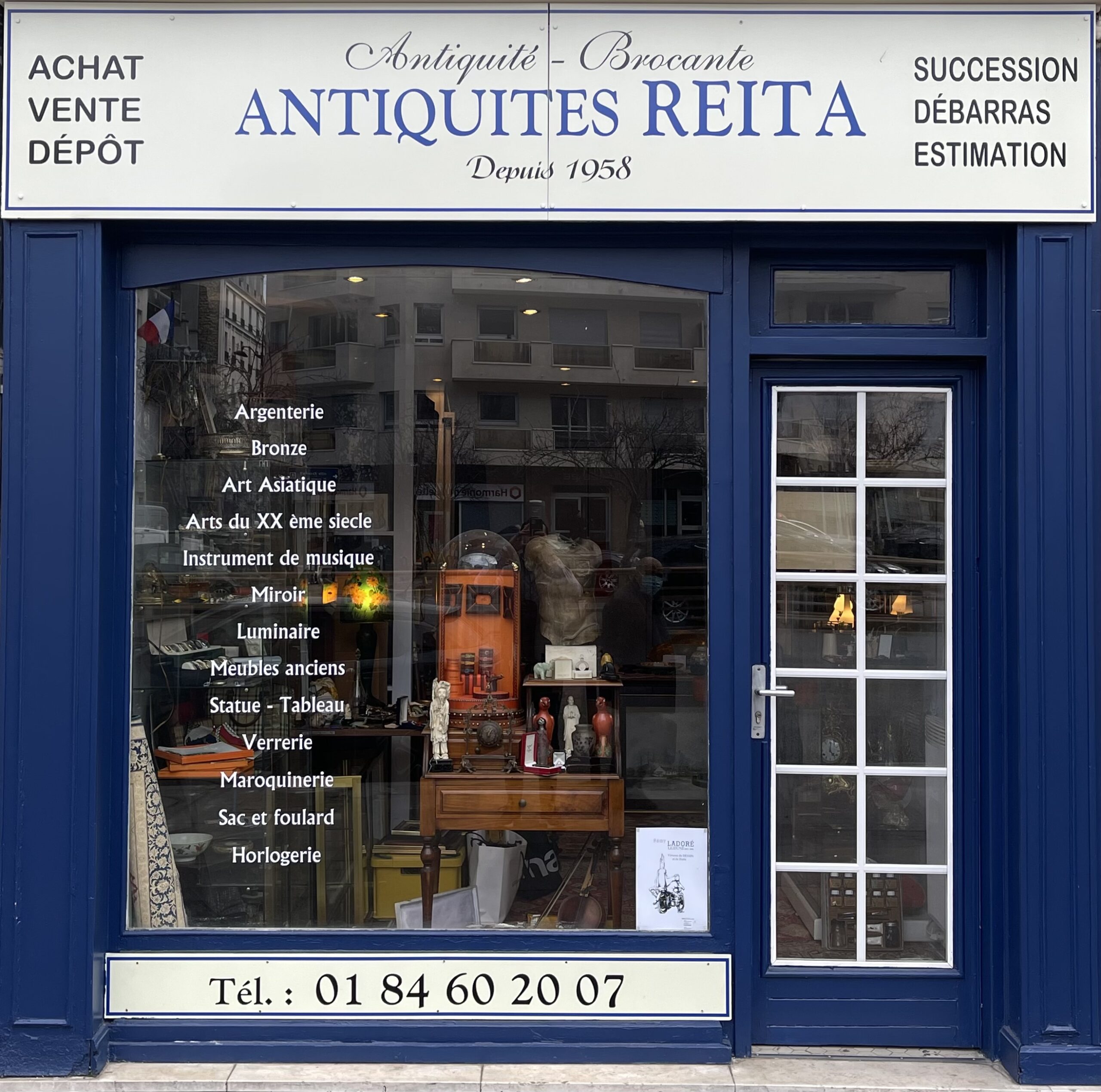 magasin d’antiquités à Paris